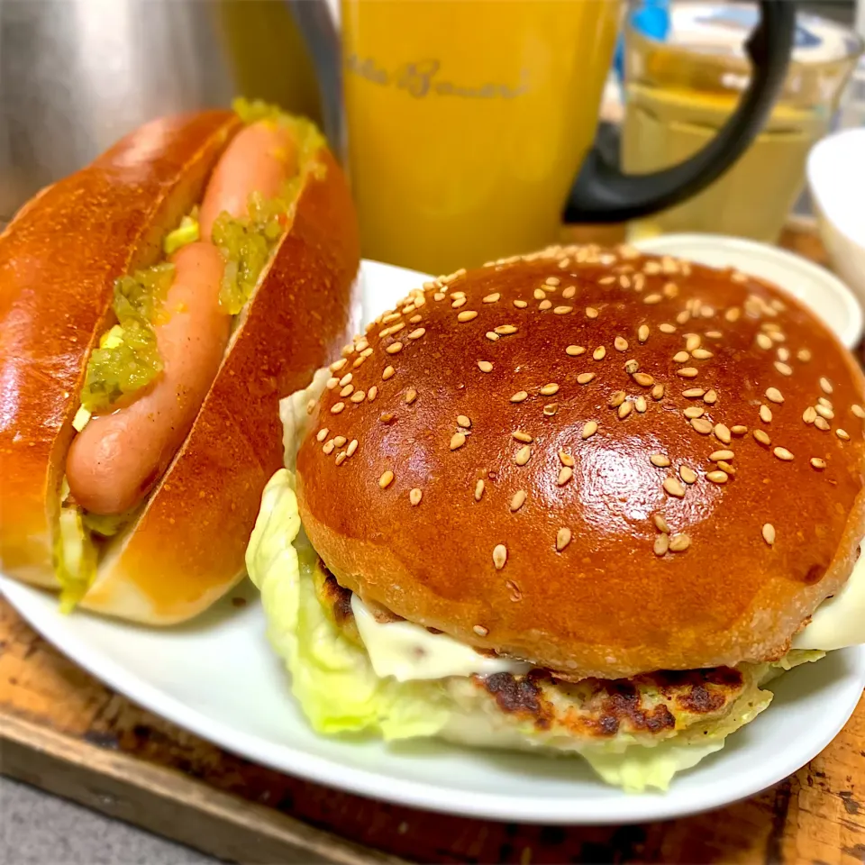 Snapdishの料理写真:手作りバンズとホットドッグロールでチキンパティバーガーとホットドッグ🍔☕️🌭|にょんにいさん