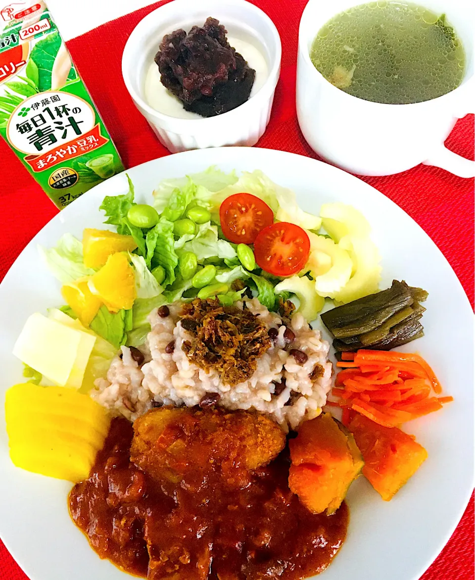 朝カレー182日目😋💖もち麦入り小豆粥、サバ水煮缶生姜佃煮乗っけ👍スパイスチキンカレー🍛トッピングは南瓜漬け、白菜お浸し、たっぷり野菜サラダ🥗フキ煮付け、人参ナムル、南瓜甘煮😋💪❤️青汁、粒あんヨーグルト、コラーゲンスープ😋💖🙏|HAMI69さん