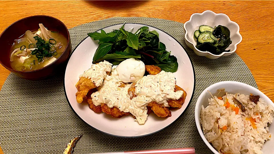 Snapdishの料理写真:チキン南蛮、炊き込みご飯、わかめの酢の物|Ayanoさん