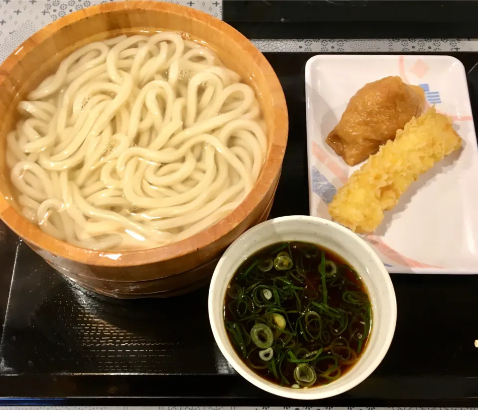 Snapdishの料理写真:今日のﾗﾝﾁはｾﾙﾌうどん(釜揚げ、ｲｶ天、いなり)|mottomoさん