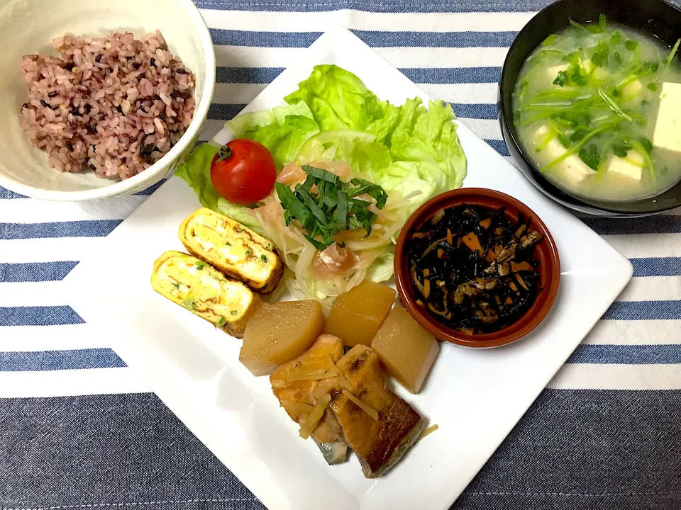 ブリあら大根、ヒジキの煮物、生ハムとさらし玉ねぎの大葉あえ、ネギ入りだし巻き卵、豆苗と豆腐の麹味噌汁|jackybeanさん