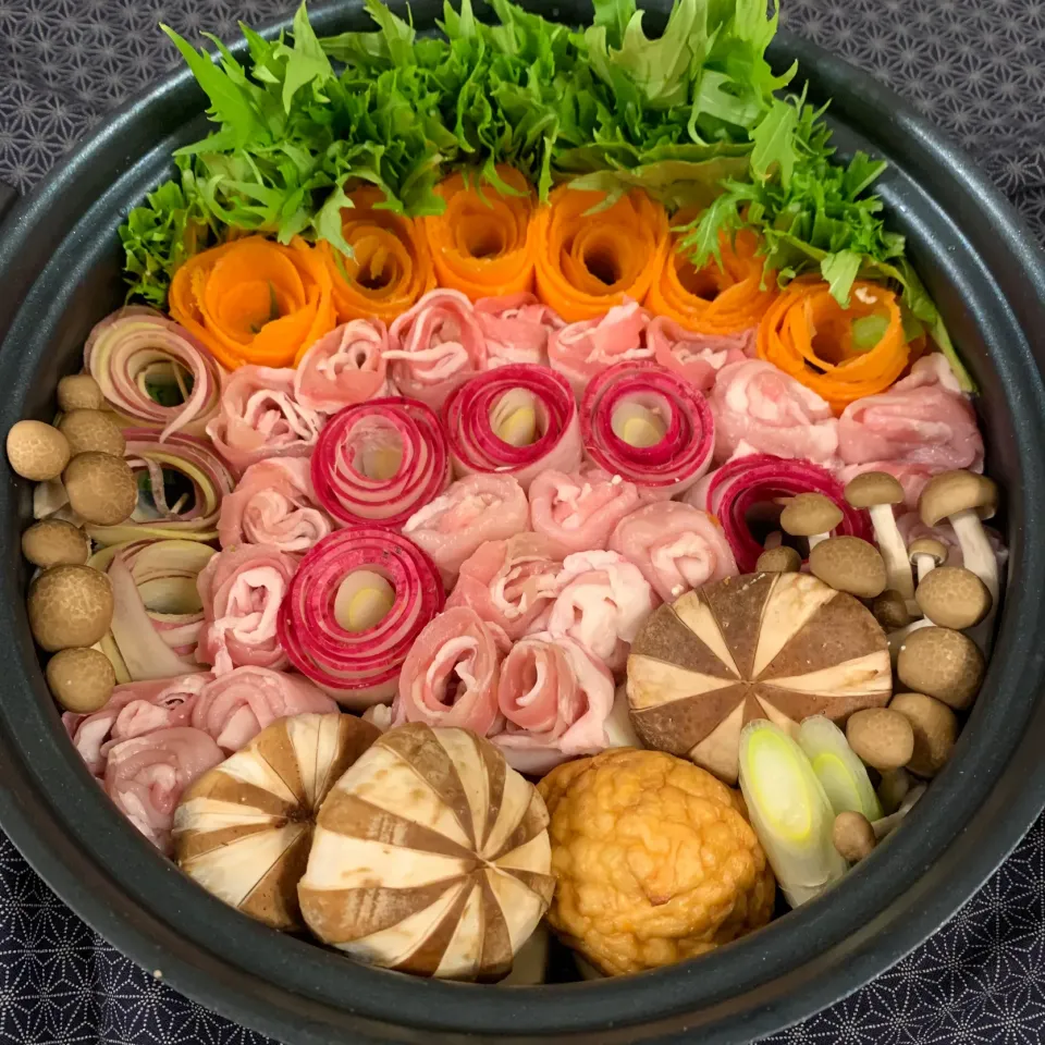 Snapdishの料理写真:豚しゃぶ肉で薔薇鍋|らぴすらずり(らぴ)さん