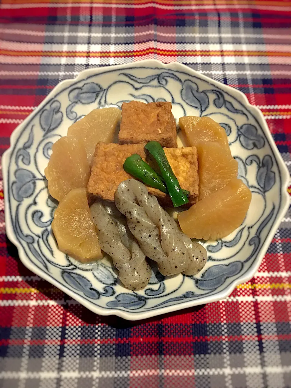 Snapdishの料理写真:大根と蒟蒻の煮物|めんちゃんさん