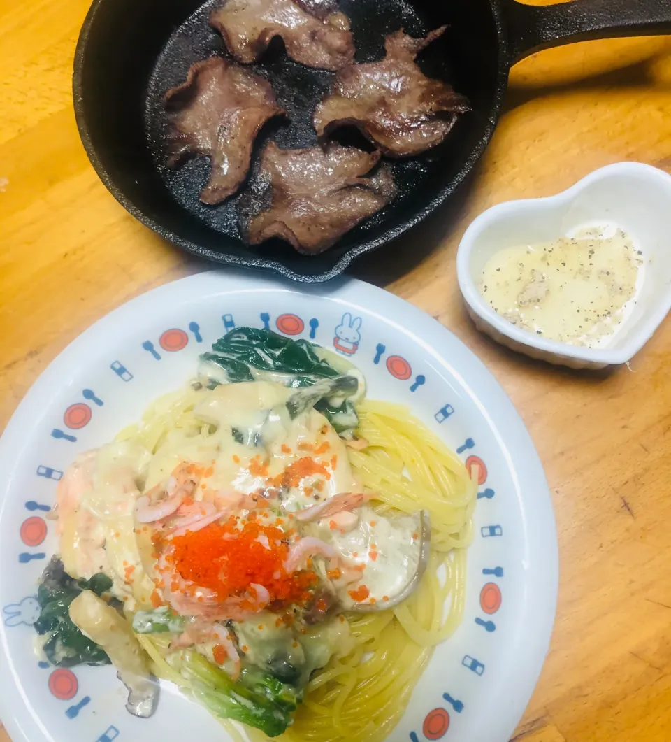 サーモンとほうれん草のチーズクリームパスタと牛タン|ミカさん