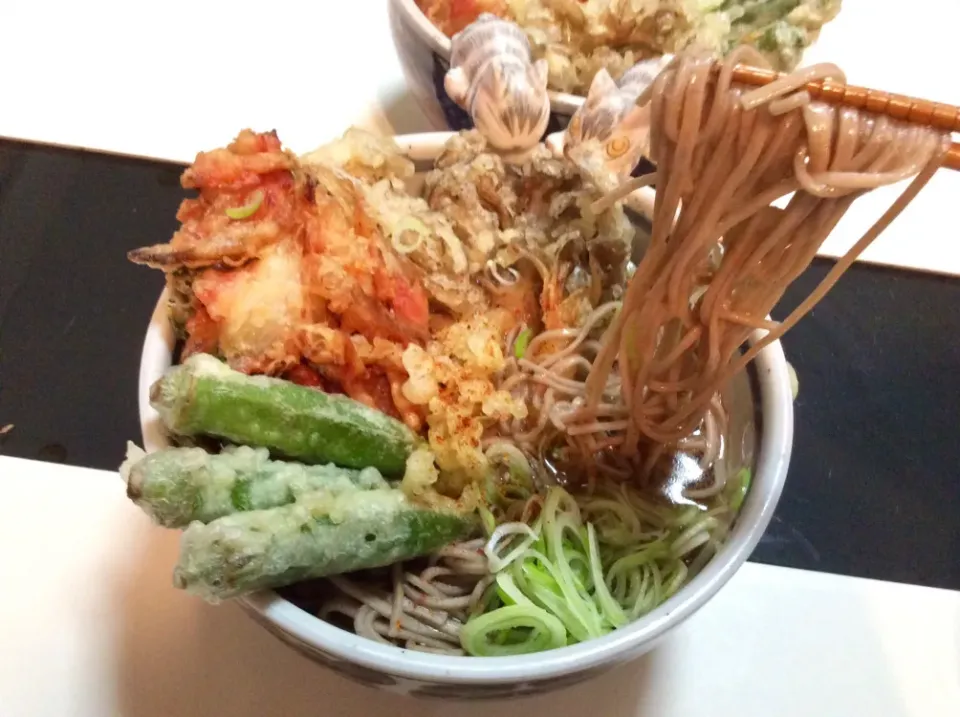 Snapdishの料理写真:舞茸  かき揚げ  オクラの天ぷらでお蕎麦|Takeshi  Nagakiさん