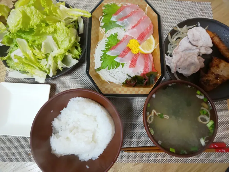 白飯
わかめの味噌汁
ポークステーキ
温豚しゃぶ
人参の肉巻き
刺身
ちぎりレタス|あぎふぁんさん