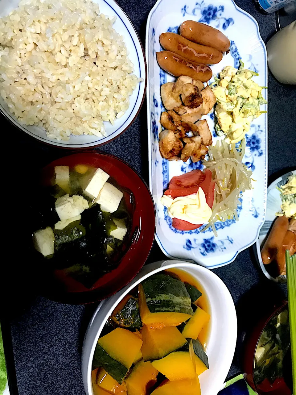 Snapdishの料理写真:南瓜はオカズにもオヤツにもなるね #夕飯　ロウカット玄米、One-Plate Dishふう(ウインナーやみつきモヤシ玉子サラダトマト串なし焼鳥)、南瓜煮、わかめ豆腐昆布味噌汁|ms903さん