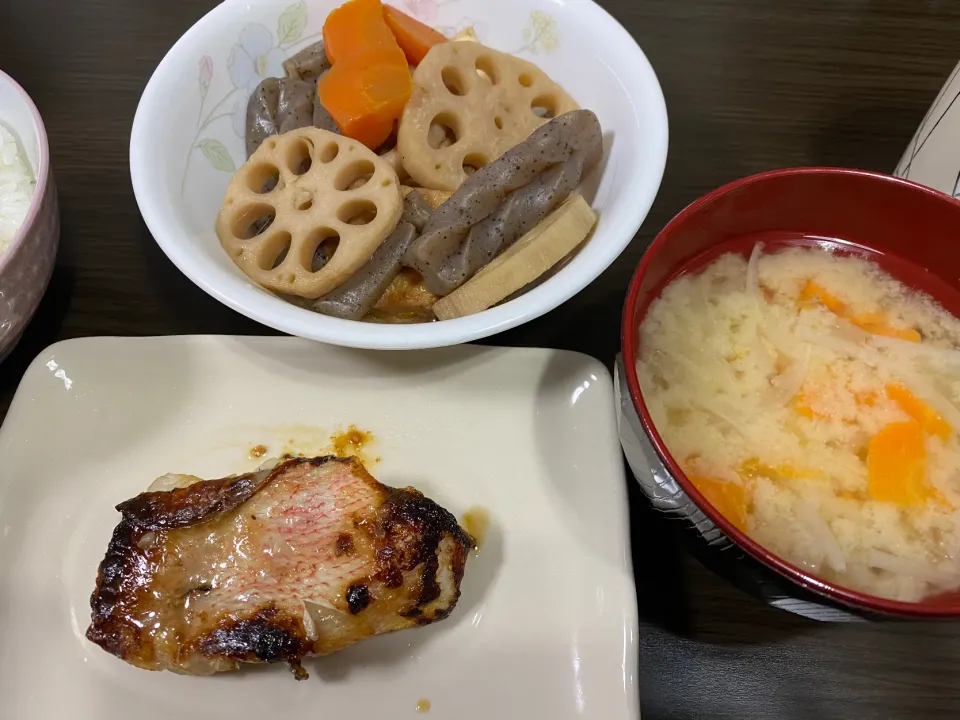 Snapdishの料理写真:1/19 人参レンコンこんにゃくの煮物|sunrisedxさん