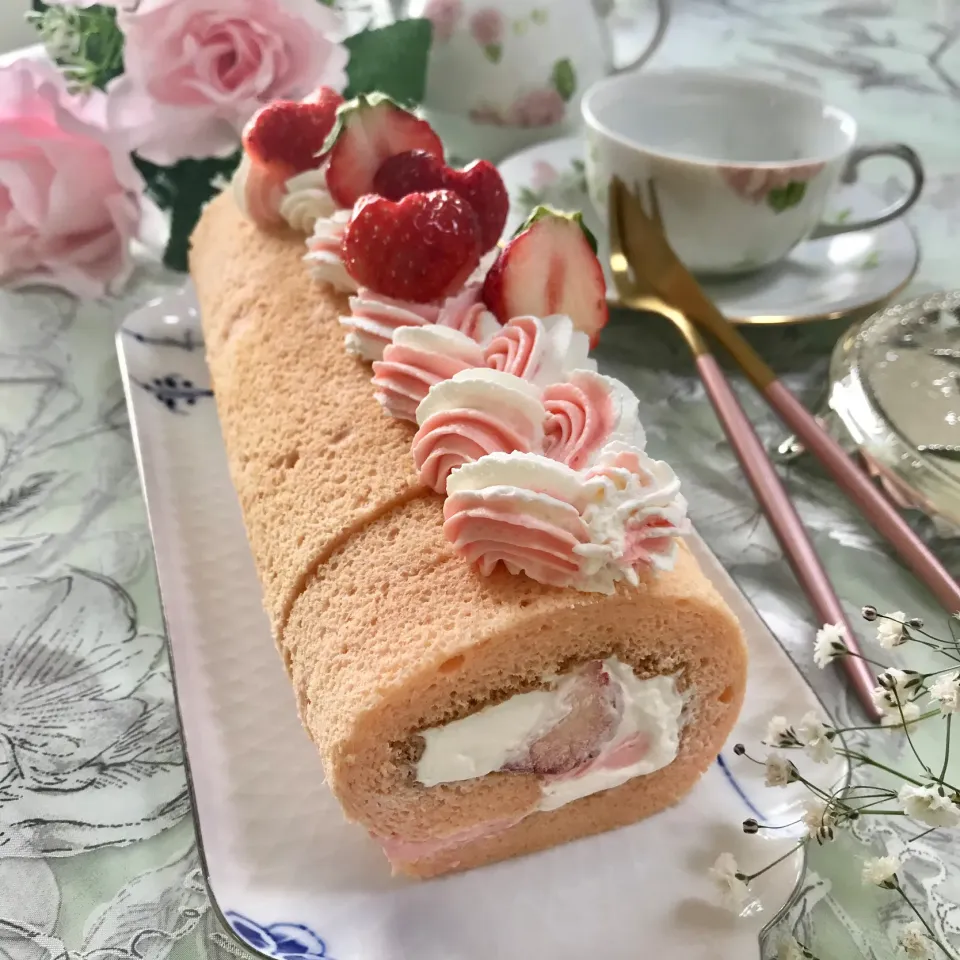 バレンタインにも♡ピンク色のロールケーキ✨💗🌀🍓💕|エンジェルさん