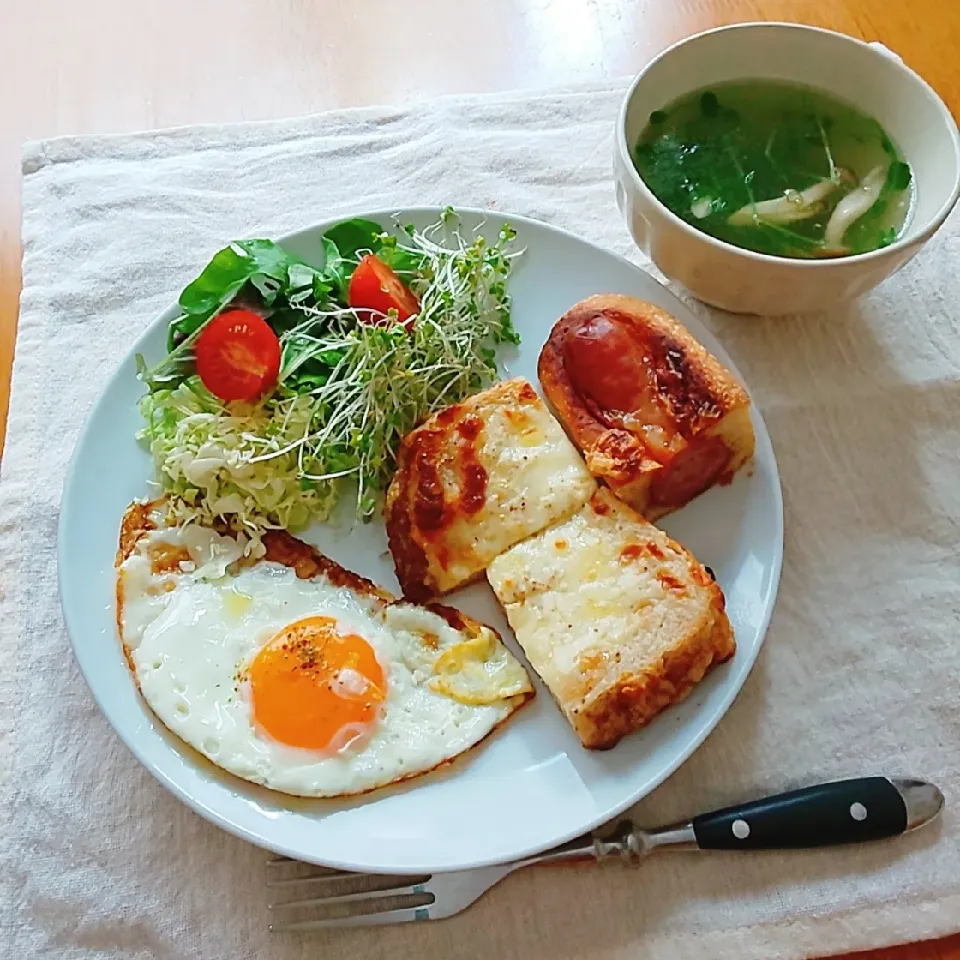 Snapdishの料理写真:クロックムッシュで朝ごはん|えるえるさん