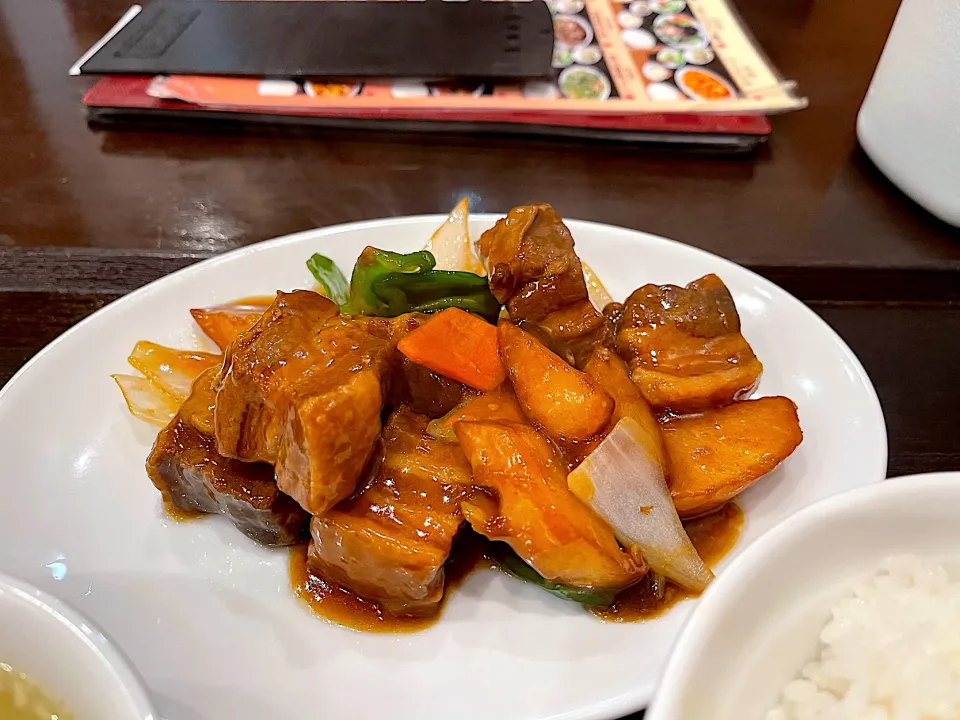 豚角煮とじゃがいも炒め定食|マハロ菊池さん