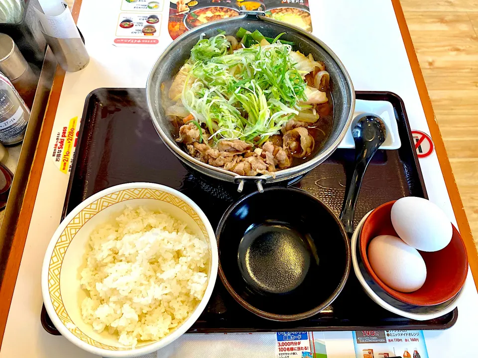 仕事の間のランチ、ネギ生姜の牛すき鍋定食・・美味しい・・👍🏻卵が２つも！嬉しいわ😅#すき家|Hi-Niさん