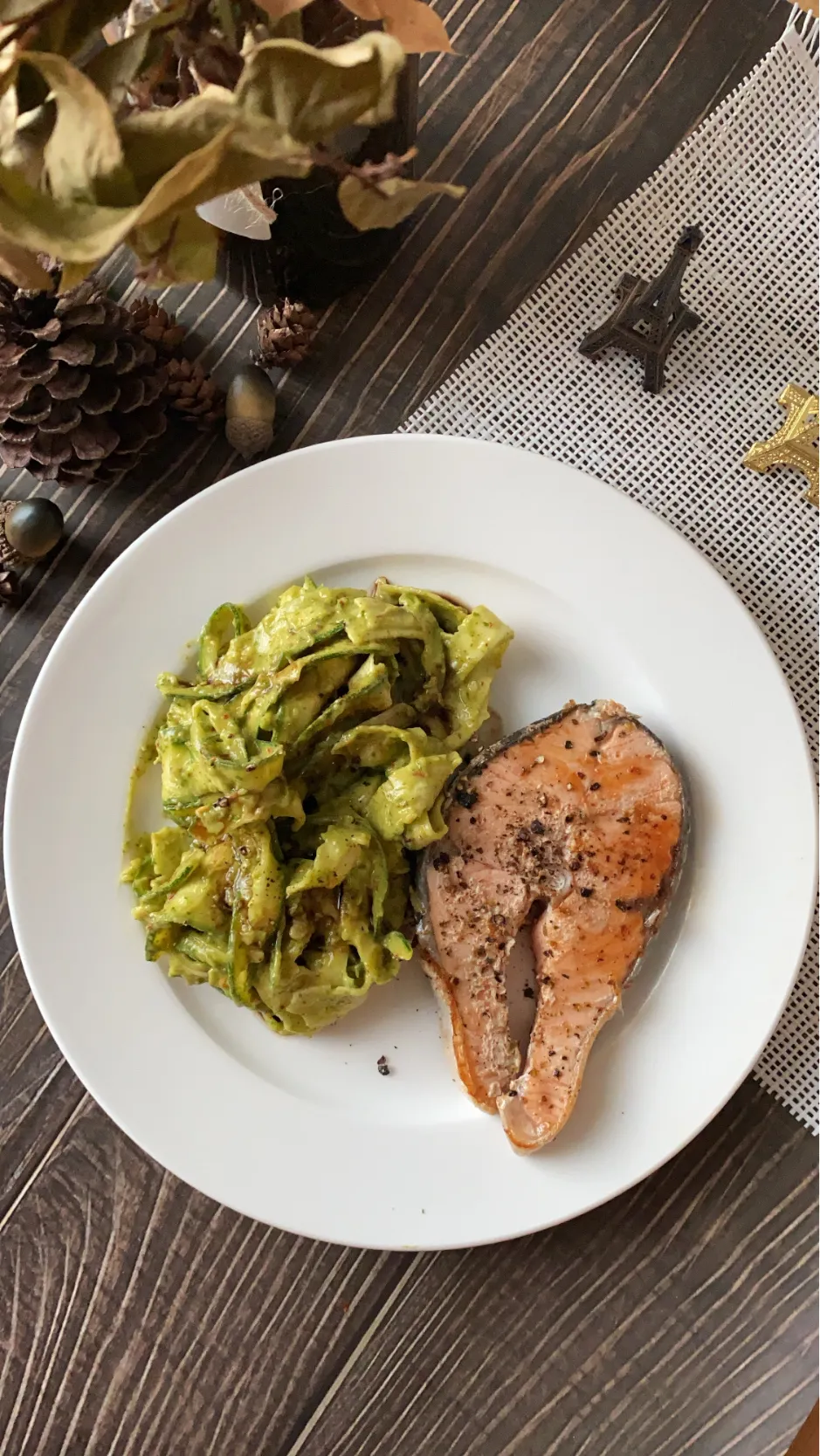 Salmon + Avocado Zucchini Noodles|Natchy🦋さん