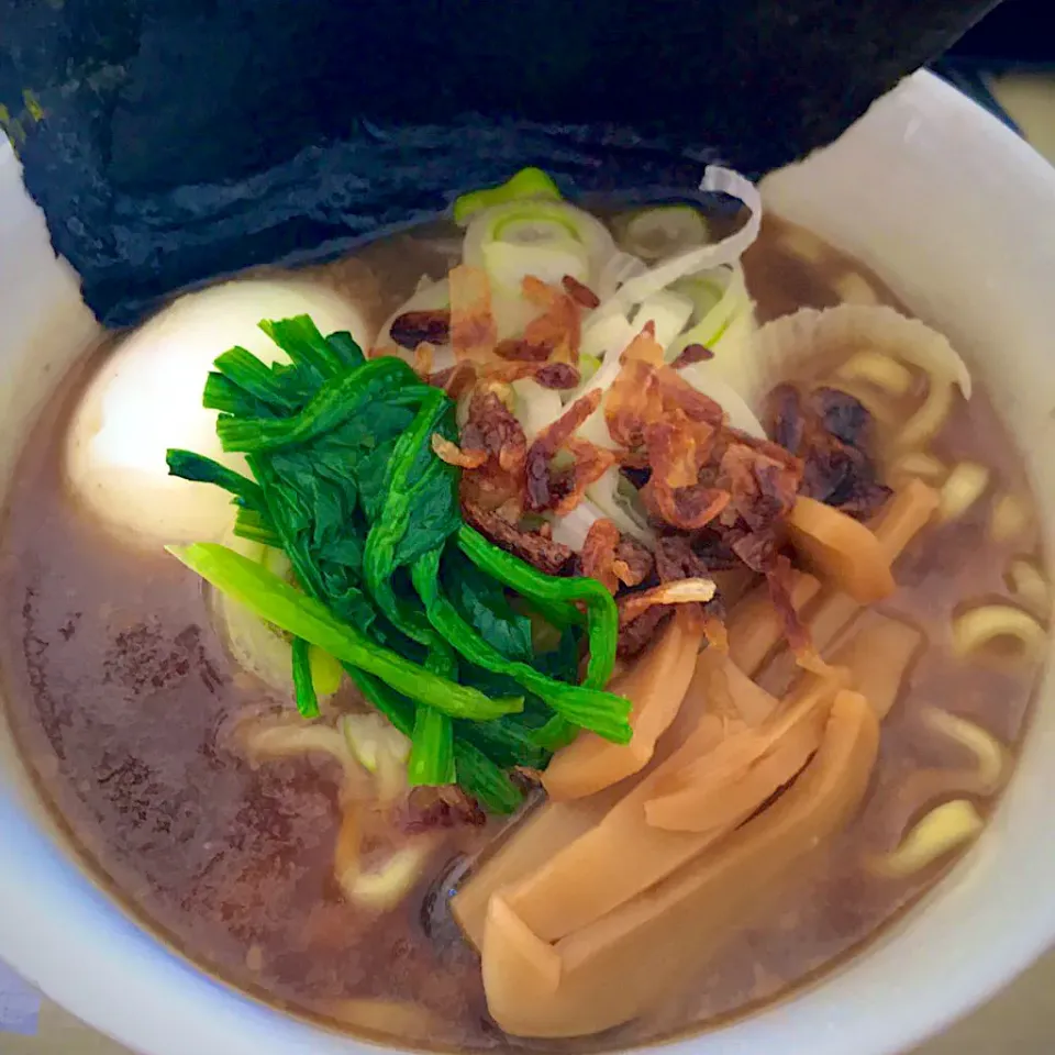 テレワークの日ランチ😋食べてみたかった麺神のしょうゆラーメン🍜|ノムリエさん