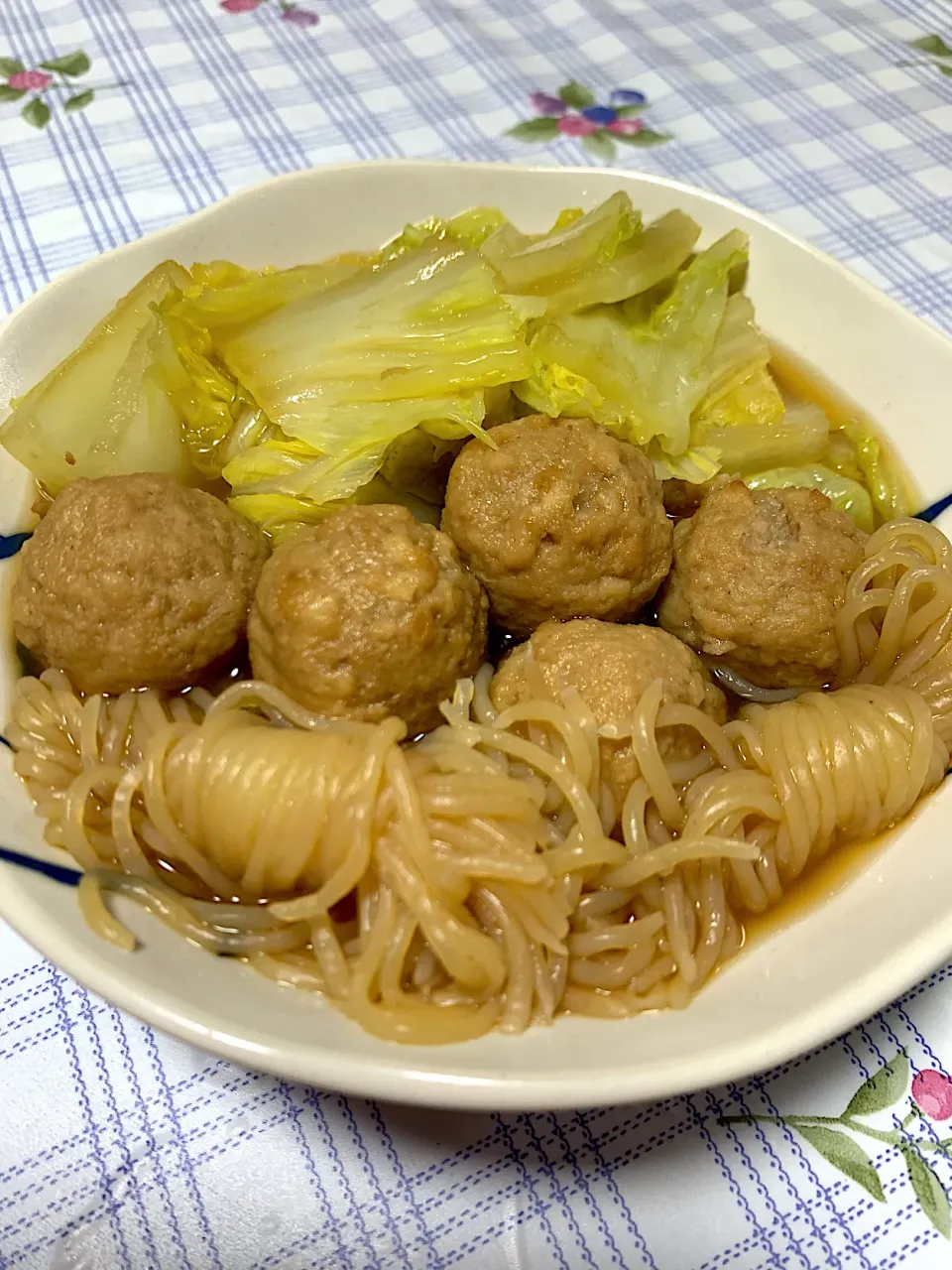 Snapdishの料理写真:白菜と鶏団子の煮物|iguigupopさん