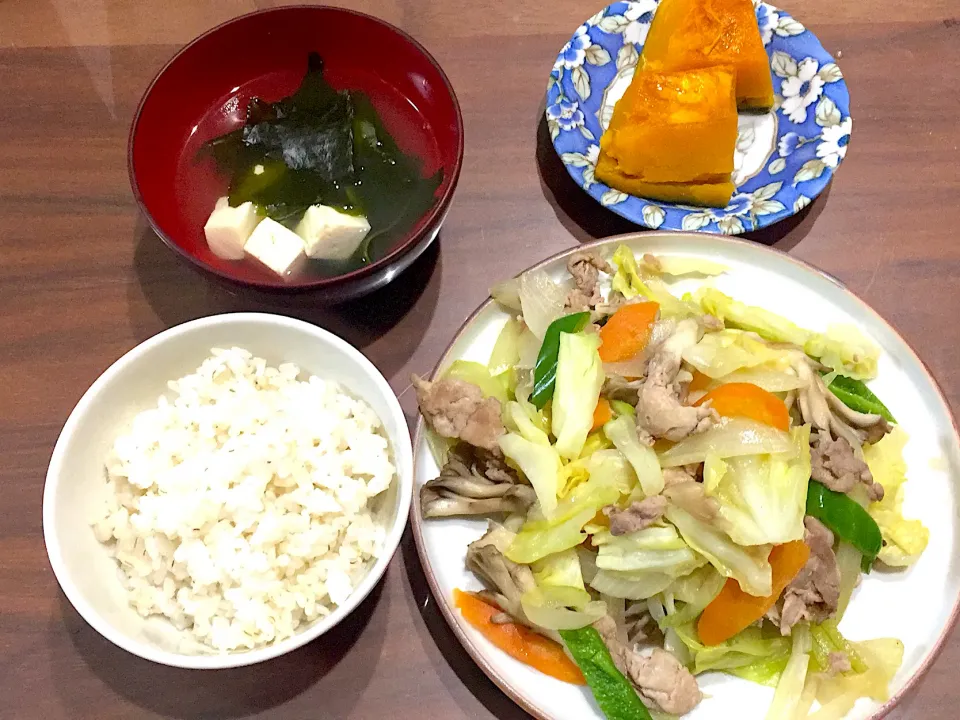 肉野菜炒め かぼちゃの煮物 豆腐とわかめのお吸い物|おさむん17さん