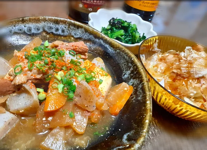 牛スジ煮込み
新玉ねぎポン酢
春菊お浸し🌿|びせんさん