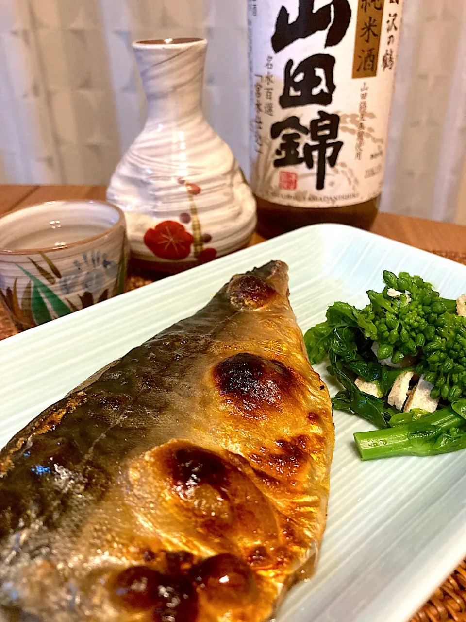 鯖の塩焼きと熱燗😋🍶💕✨うわぁ😍脂ノリノリの鯖塩焼きうまーーーーーーー❣️熱燗きゅっ💓とね😍|アイさん