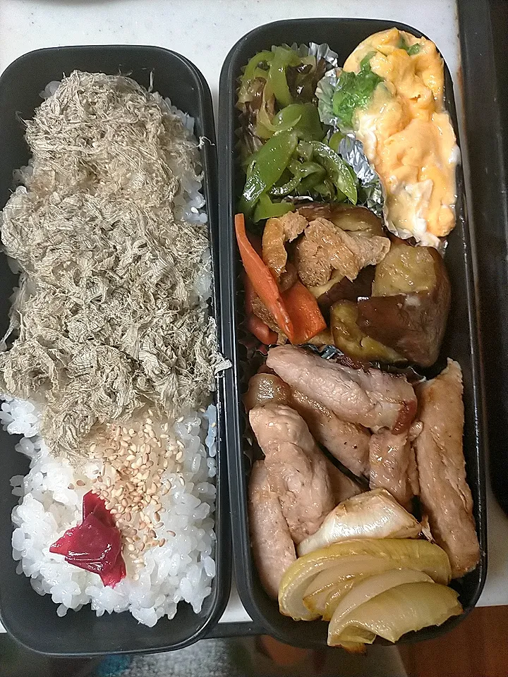 豚肉焼き弁当
★ナス・人参・油あげ炒め
★ピーマンおかか、塩昆布炒め
★サラダ菜・チーズ卵焼き|芽亜里さん