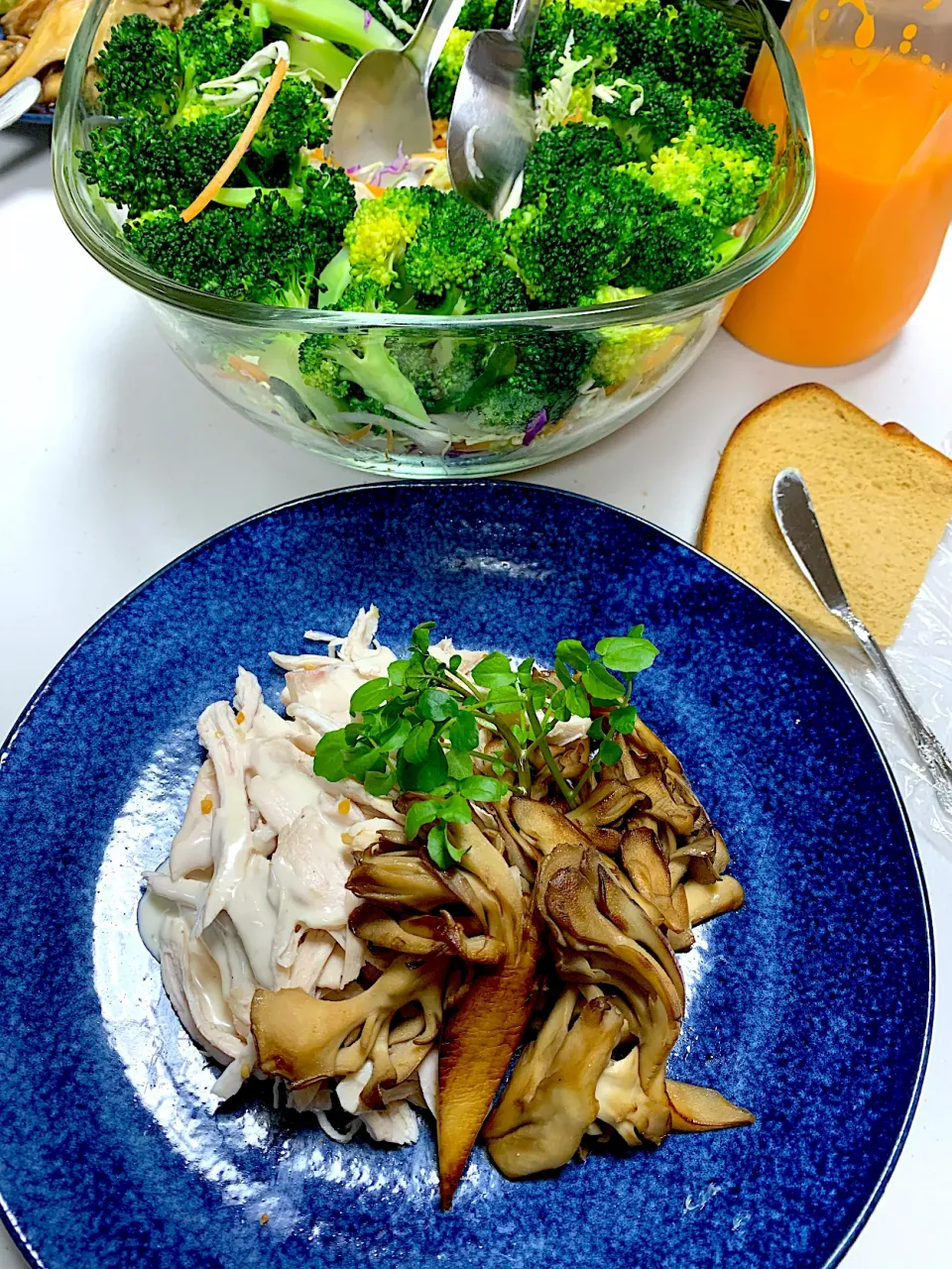 Snapdishの料理写真:Steamed Chicken Breast and Roasted Maitake Mushrooms for Healthy Lunch|gonbenさん