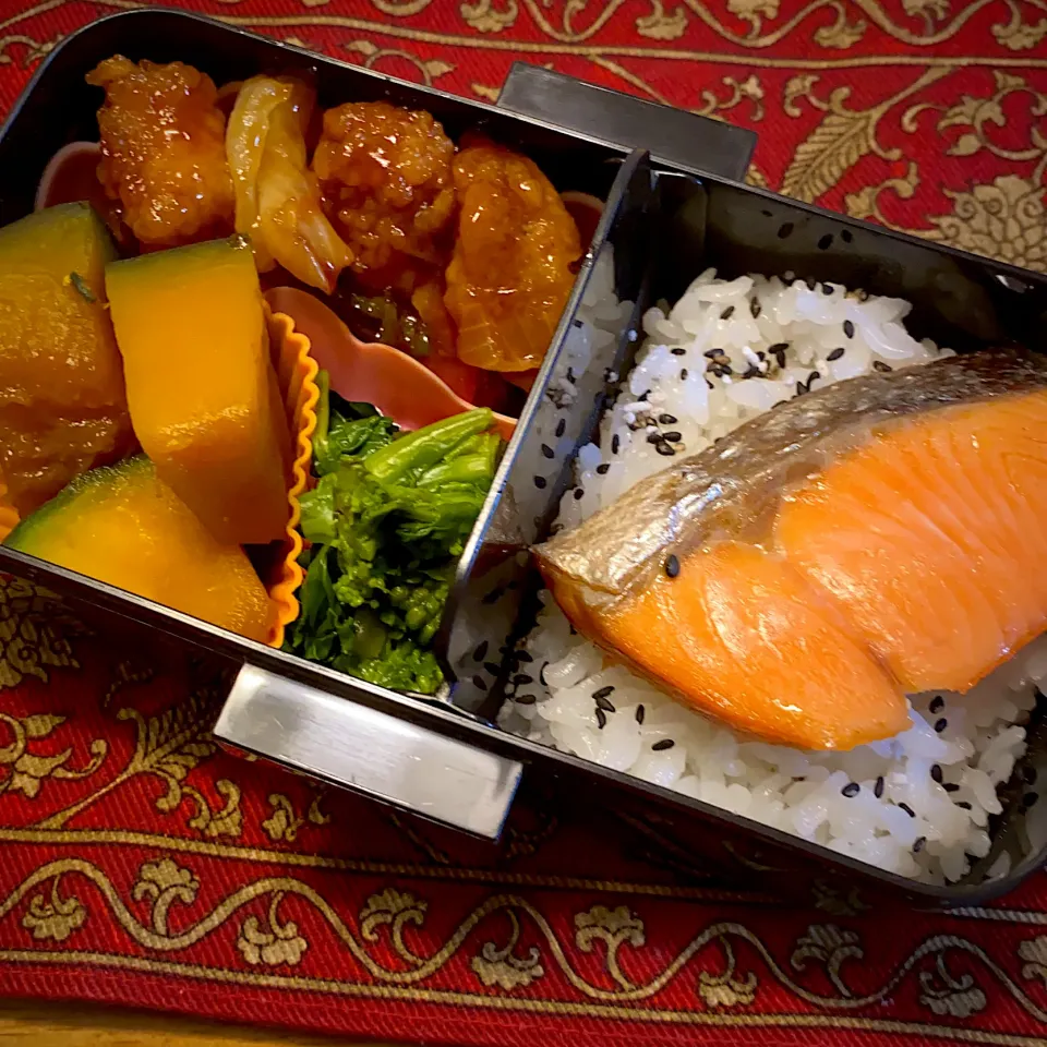 酢豚と、南瓜の煮物と、菜の花のおひたしと、焼き鮭弁当|もえさん