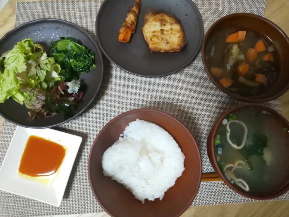 白飯
わかめの味噌汁
ポークステーキ
人参の肉巻き
茄子と人参と椎茸の煮込み
ほうれん草の塩ゆで
ちぎりレタスの海藻サラダ|あぎふぁんさん