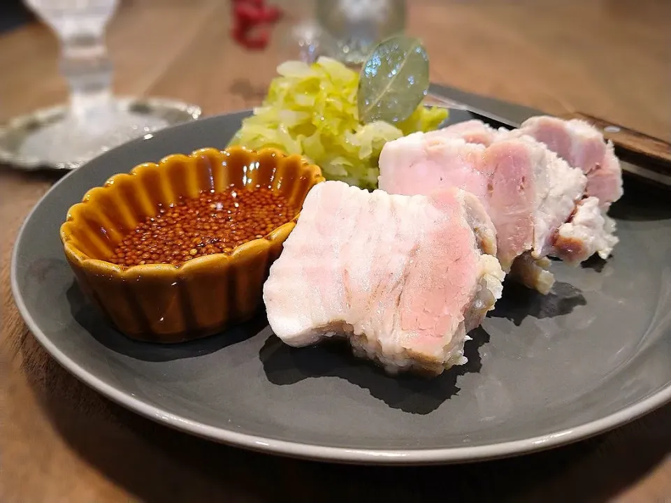 豚バラ肉のアイスバインとザワークラウト|古尾谷りかこさん