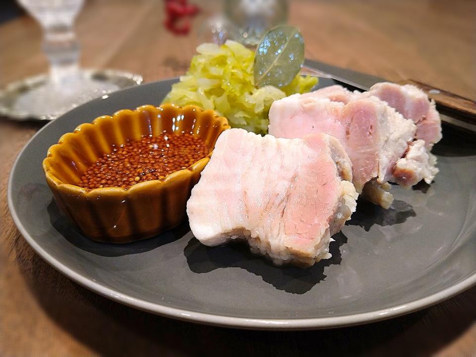 豚バラ肉のアイスバインとザワークラウト
