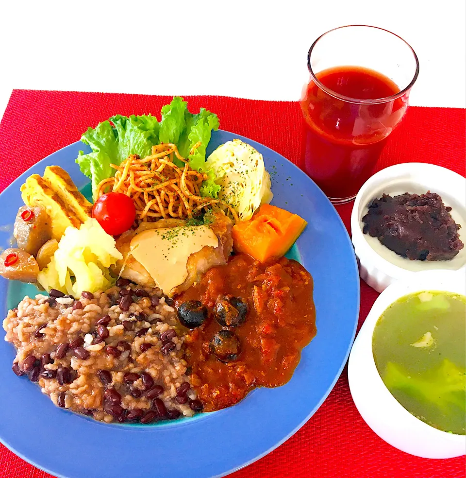 朝カレー184日目😋💖たっぷり小豆のお粥と黒ニンニク入りスパイスチキンカレー🍛トッピングはチキンソテー、ナポリタン、卵焼き、コンニャク味噌煮、南瓜甘煮他^_^❤️|HAMI69さん