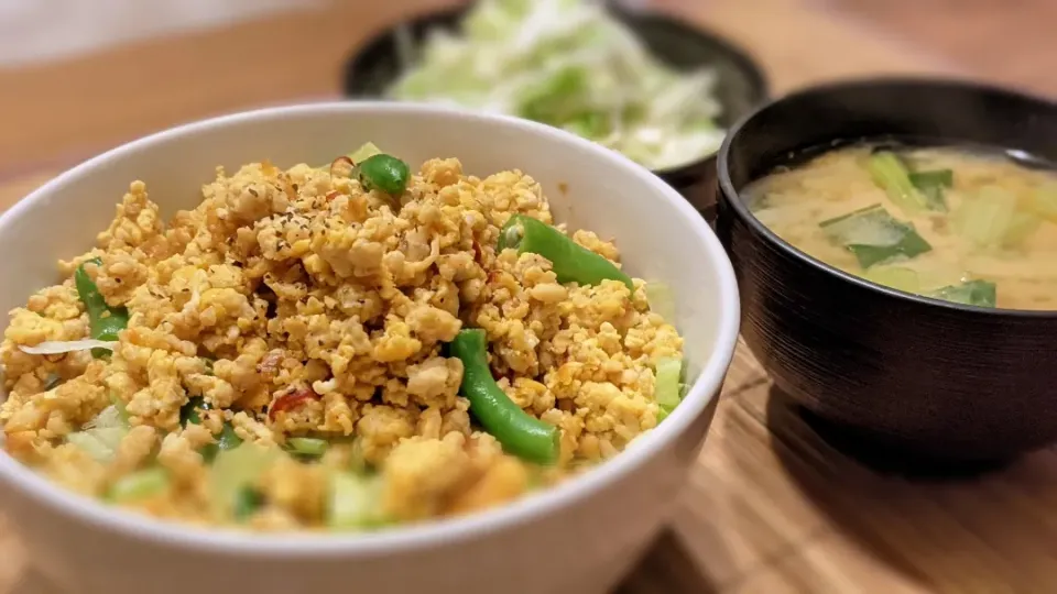 鶏ひき肉と卵のそぼろ丼〜
の晩ごはん✨|kaz(*･ω･)さん