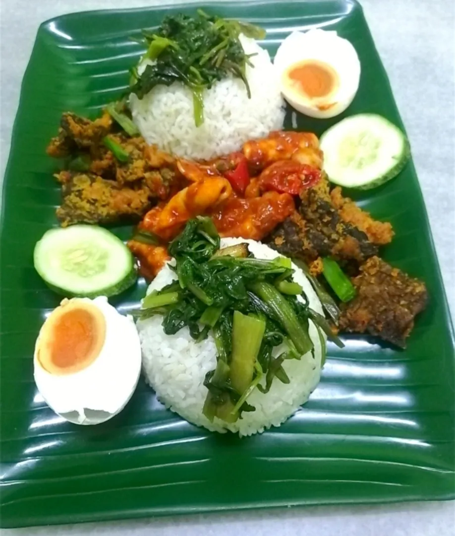 Snapdishの料理写真:Nasi lemak berlauk hari ini🤲|Idah Ishamさん