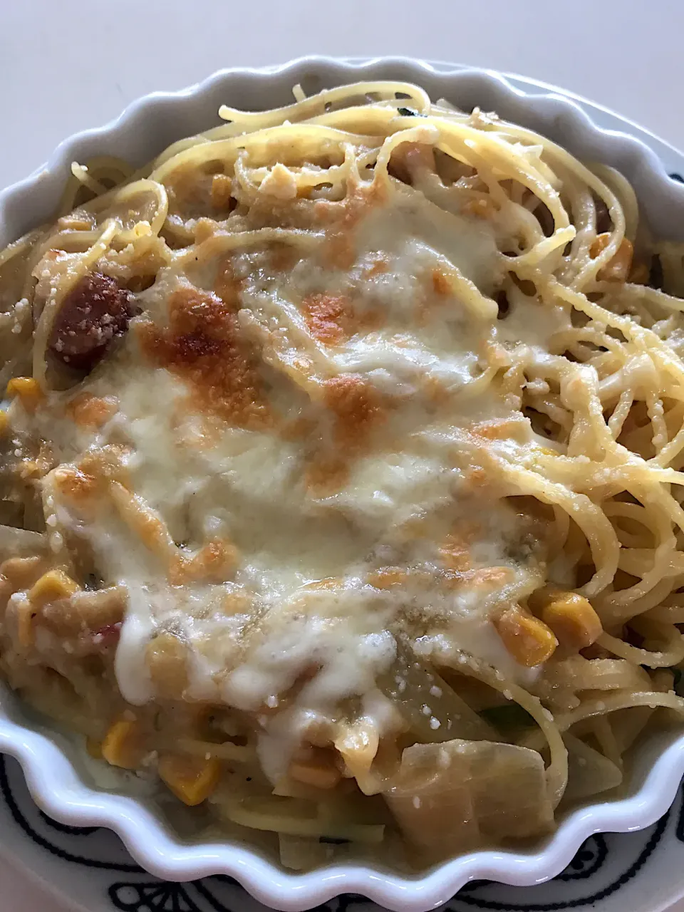 残っていたコーンスープ🌽とゆでたパスタを和えて🥰チーズ乗せて🧀スパゲッティグラタン😋|ノムリエさん