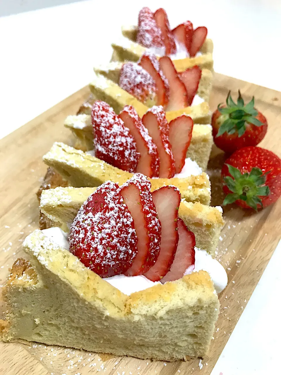 Miki (^_−)−☆さんの料理 たっぷりいちごのシフォンサンド🍓✨|o-kazuさん