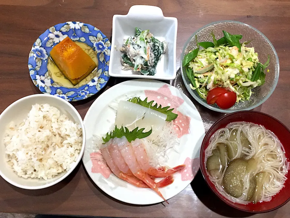 甘えびとイカの刺身 なすの煮麺 サラダチキン入コールスローサラダ ほうれん草の白和え かぼちゃの煮物|おさむん17さん