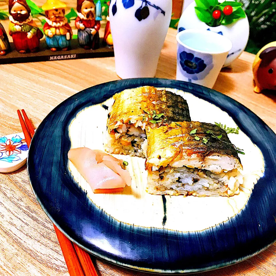 Snapdishの料理写真:寿司メニュー　第三弾　　🐟🍣焼き鯖押し寿司です。　酢飯には白ゴマと塩昆布を混ぜ込みました。　🍶熱燗と一緒にいただきます。😋|Sの食卓さん