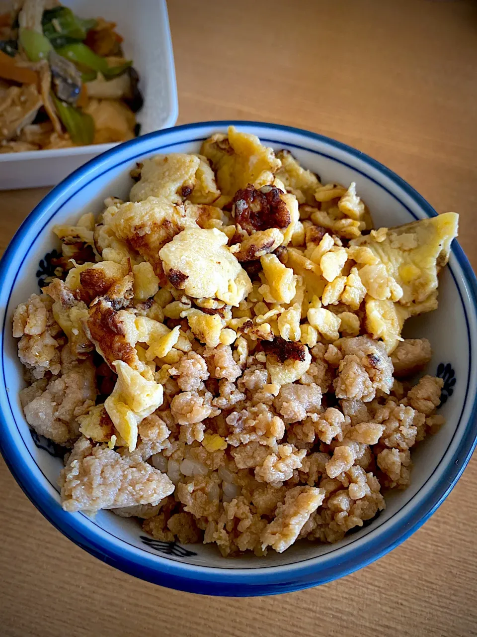 卵が焦げちゃった！鶏そぼろ丼🥚|1614さん