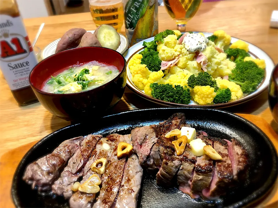 Snapdishの料理写真:牛ランプ肉ステーキ　粉ふき芋サラダ　春雨スープ|じゅんさんさん