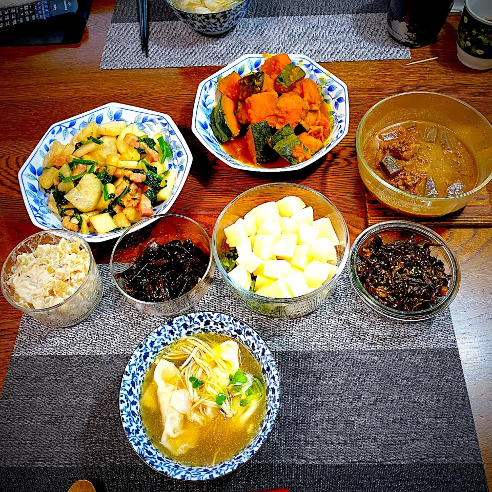 南瓜の甘煮、蕪とベーコンとほうれん草のバター醤油炒め、スープ餃子、大根そぼろ煮、常備菜、漬物|yakinasuさん