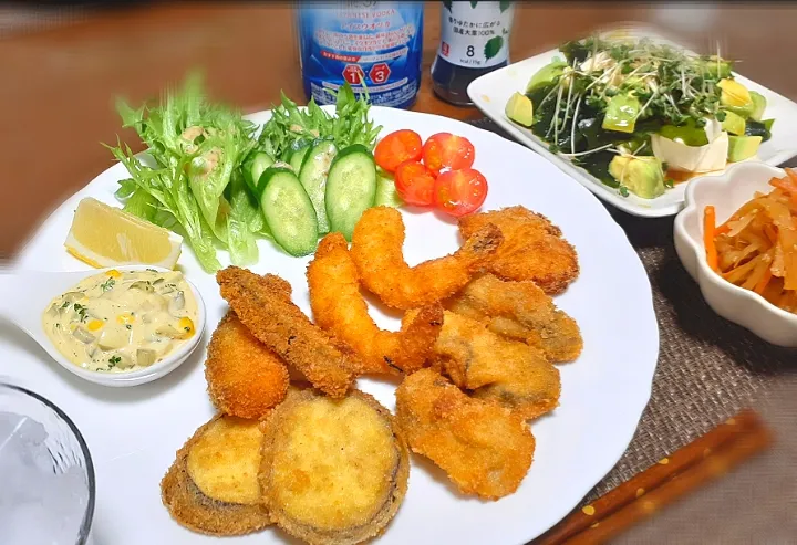 Snapdishの料理写真:フライ5種
　海老・牡蠣・鯛・茄子・カボチャ
ワカメとアボカド🥑の豆腐サラダ
大根皮のきんぴら|びせんさん