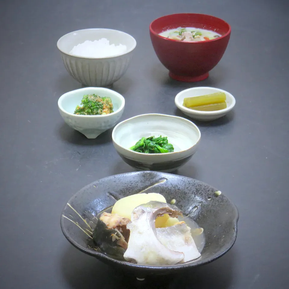 今晩は、ぶり大根、菜花辛子和え、ブロッコリー胡麻和え、蕗煮、豆乳汁、ご飯|akazawa3さん