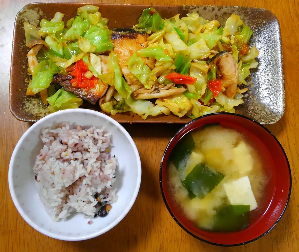 ２月４日　鰤とキャベツのガーリックバター炒め　豆腐とわかめのお味噌汁|いもこ。さん