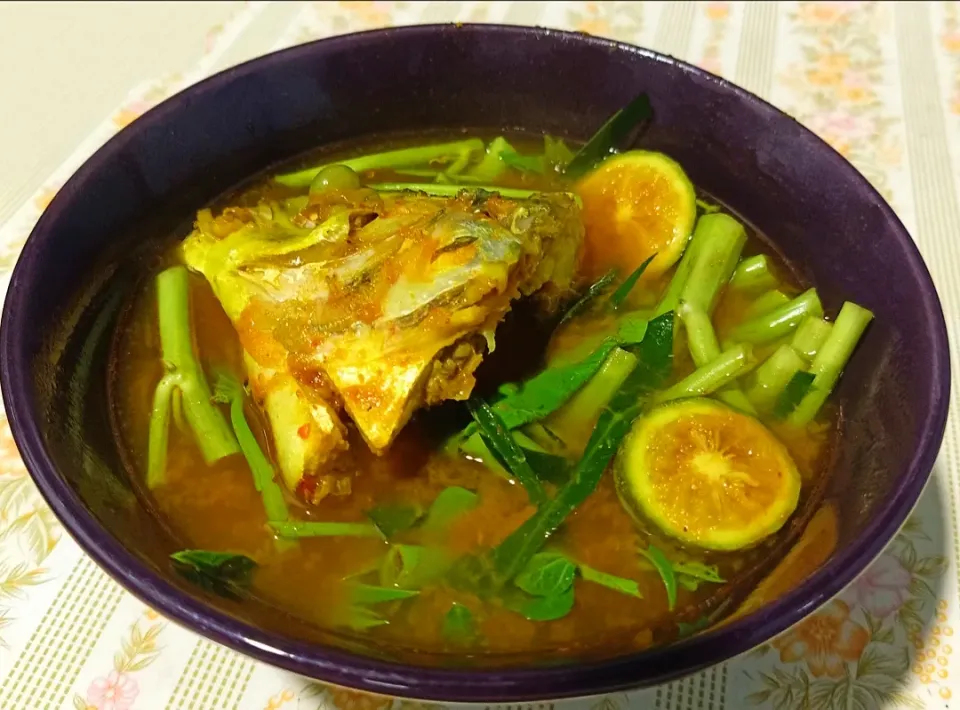 Orange curry with mongolian fish and morning glory|🌿Veerapan Mu🌿さん