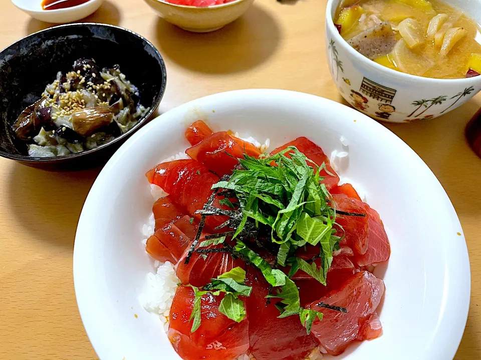 中落ちまぐろの漬け丼、なす味噌、根菜の豚汁|みーさん