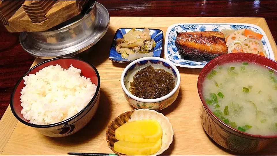 2月11日今朝の朝ごはん
･レンコンきんぴら
･鯖のみりん干し
･白菜シーチキン
･ギバサの酢の物
･沢庵
･レンコン汁
･竈飯|田舎暮らしごはんさん