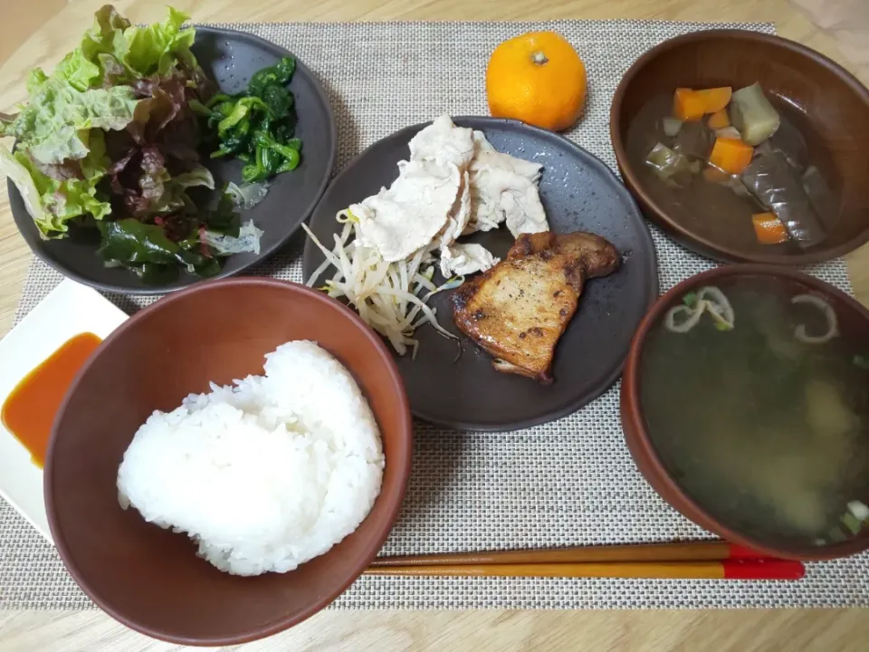 白飯
わかめの味噌汁
温豚しゃぶ
人参の肉巻き
茄子と人参と椎茸の煮込み
ほうれん草の塩ゆで
ちぎりレタスの海藻サラダ
みかん|あぎふぁんさん