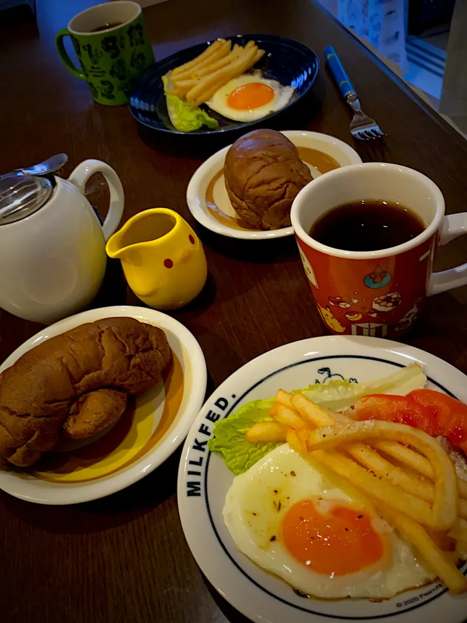 Snapdishの料理写真:目玉焼き🍳　フライドポテト　クレイジーソルト　チョココッペ　コーヒー☕️🥖🍫🥬🍅🍟|ch＊K*∀o(^^*)♪さん