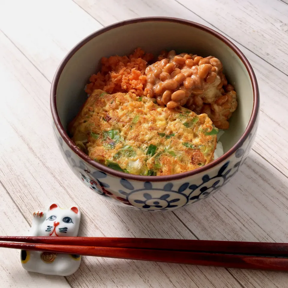 中はフワトロのネギ塩卵焼きと鮭そぼろ、納豆の三色丼|はるさん