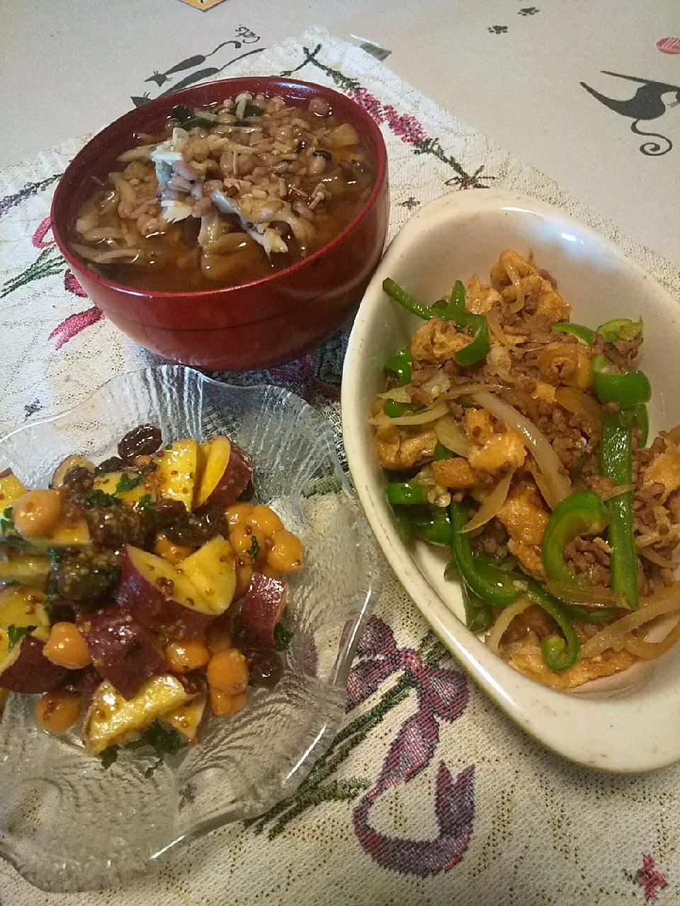 今日のお昼
※ひき肉と油揚げとピーマンのオイスターソース炒め
※さつま芋とひよこ豆の粒マスタードサラダ
※きのことワカメと雑穀ご飯の雑炊|れあMIXさん