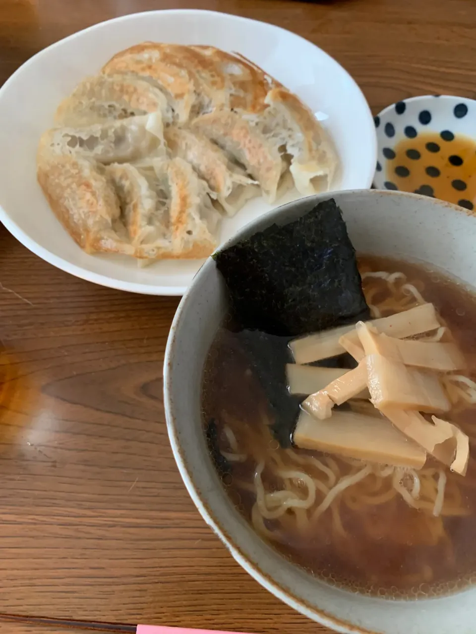 Snapdishの料理写真:2月11日昼はラーメンと餃子|とももさん