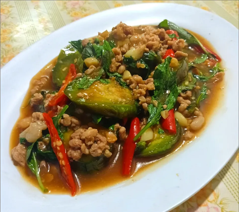 Stir Fried Eggplant with Basil|🌿Veerapan Mu🌿さん